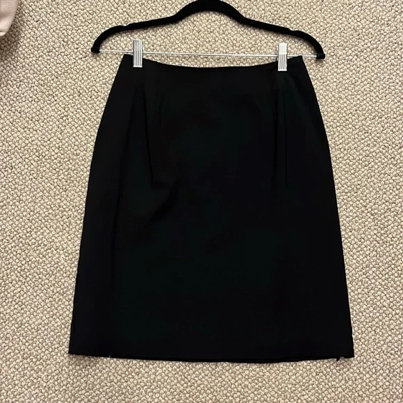 Classic Black Knee-Length Pencil Skirt for the Office - Picture 10 of 11